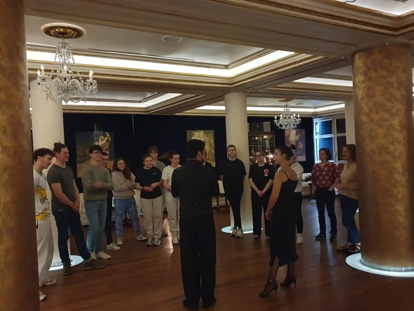 Groupe d'apprenants réunis dans une salle de réception