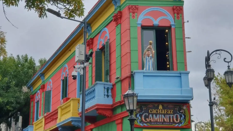 Façade colorée d'une maison du Caminito, à Buenos Aires