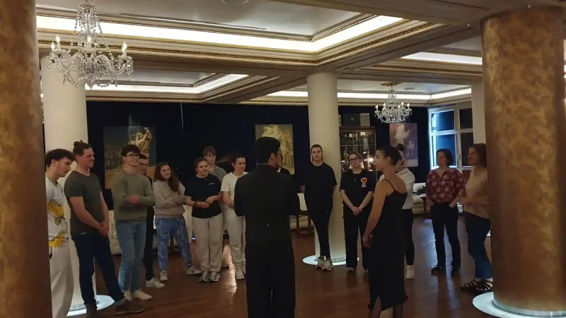 Groupe d'apprenants réunis dans une salle de réception