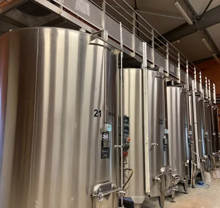 Les cuves de vinification du chai du Domaine du Haut-Bellay