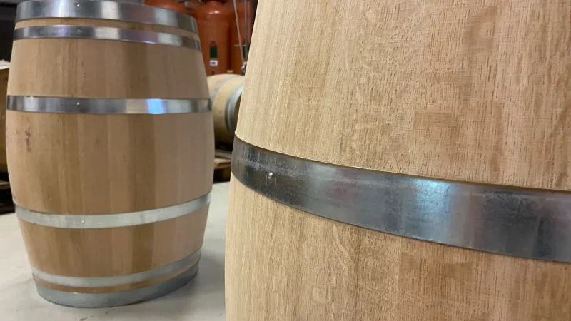 Barriques en chêne dans un chai