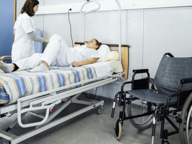 La salle de travaux pratiques de la filière services aux personnes, équipée d’un lit médicalisé